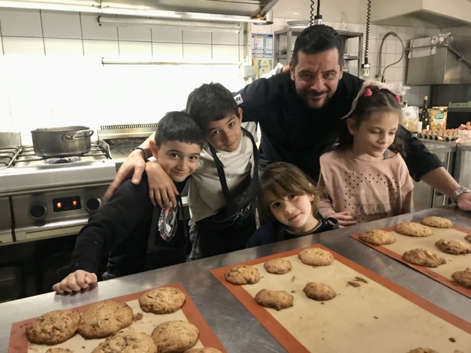 Théo, Leandru, Stella et Rosa-Lina posent fièrement devant leurs cookies, élaborés selon la recette du chef Lionel Lebrun.