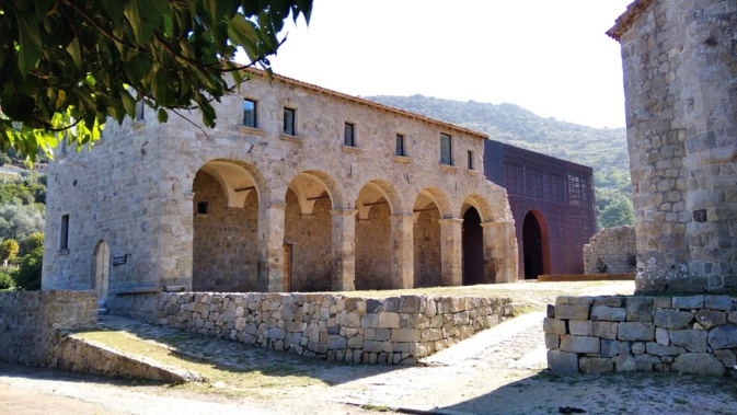 Le couvent Saint-François, à Sainte-Lucie-de-Tallano, et la médiathèque attenante. Le couvent Saint-François, à Sainte-Lucie-de-Tallano, et la médiathèque attenante.