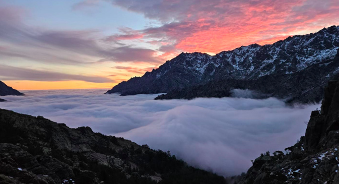 lever du soleil au dessus de la station de ski de Asco cachée sous la mer de nuages. Photo Fanny Beltrando