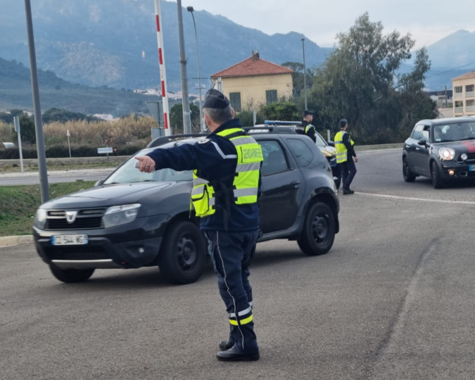 253 véhicules ont été contrôlés et sensibilisés avec 400 éthilomètres distribués. 253 véhicules ont été contrôlés et sensibilisés avec 400 éthilomètres distribués.