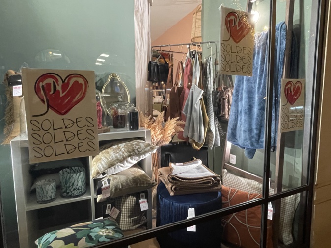 Une des boutiques de la rue César Campinchi, qui a décoré sa vitrine pour les soldes d'hiver