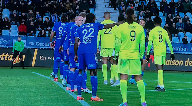 Le Sporting bouscule le leader Angers (2-0)