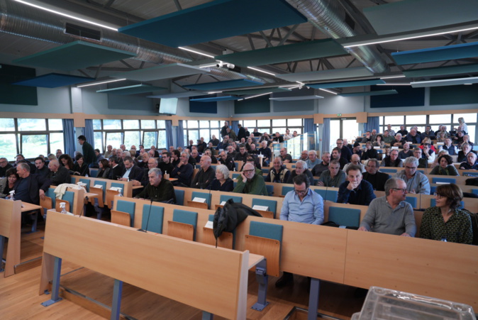 Salle comble à l'occasion du vote à la présidence du SDE 2A à Ajaccio. Salle comble à l'occasion du vote à la présidence du SDE 2A à Ajaccio.