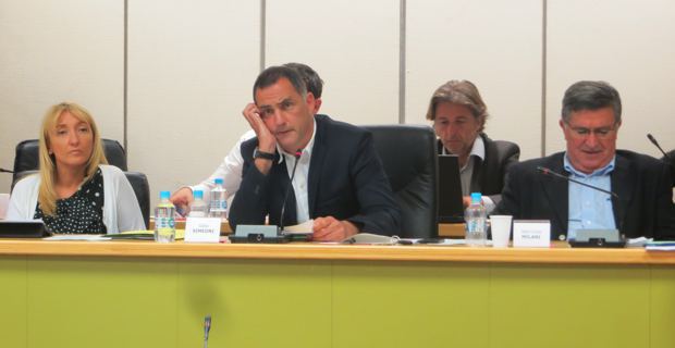 Le maire nationaliste de Bastia, Gilles Simeoni, entouré de sa 1ère adjointe, la socialiste Emmanuelle De Gentili, et de son 2ème adjoint, le libéral Jean-Louis Milani.