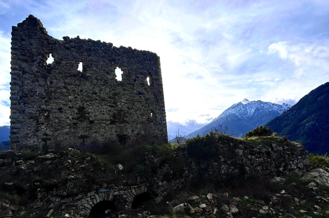 Fort de Pasciolu à Vivariu avec le Monte d’Oru en arrière plan (Marie Gomes)