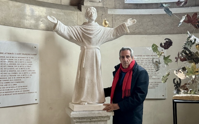 Gabriel Diana devant la statue de Saint-François d'Assises qui sera inaugurée dimanche à Marseile