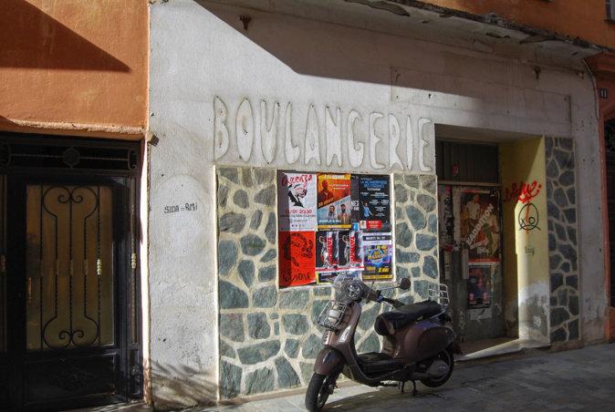 Plusieurs commerces du centre ville, comme ici rue Napoléon, sont à l'abandon © LH Plusieurs commerces du centre ville, comme ici rue Napoléon, sont à l'abandon © LH