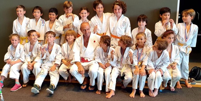 Frédéric Durand entouré par quelques uns des jeunes du club. Frédéric Durand entouré par quelques uns des jeunes du club.