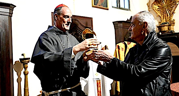 Le cardinal Bustillo avec le directeur de CNI, Charles Monti. (Photos Paule Santoni)