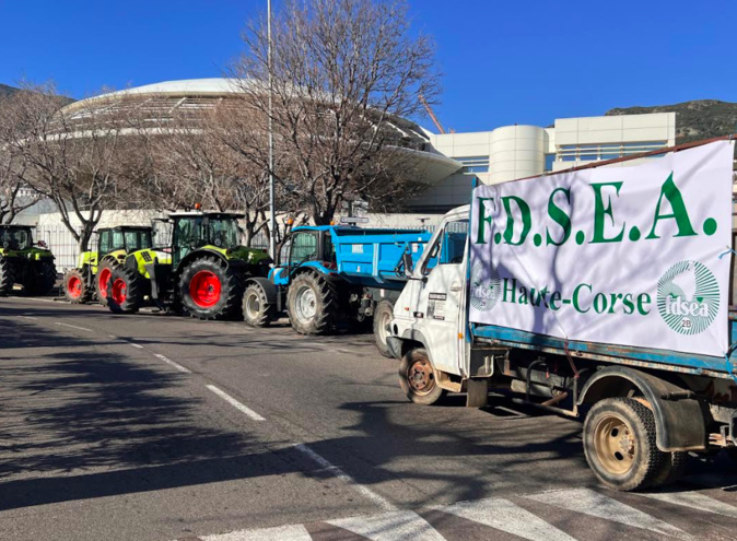 Un vingtaine de tracteurs devant la préfecture de Haute-Corse Un vingtaine de tracteurs devant la préfecture de Haute-Corse