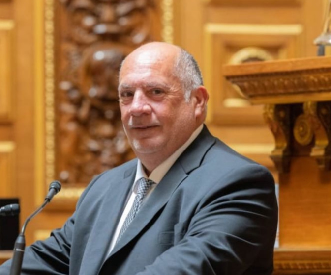 Le sénateur Parigi Le sénateur Parigi