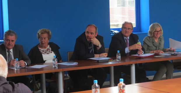 Le président de l'Exécutif de Corse, Paul Giacobbi, entouré d'Anne-Marie Natali, maire de Borgo, présidente de la communauté des communes de Marana-Golo, et des maires des communes membres.