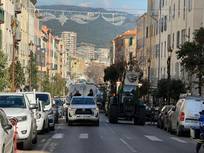 Manifestation des agriculteurs à Ajaccio : les tracteurs dans le centre-ville