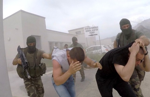 Exercice à l'aéroport de Calvi : 10 hommes tuent 3 ressortissants et prennent 8 otages Exercice à l'aéroport de Calvi : 10 hommes tuent 3 ressortissants et prennent 8 otages