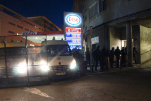 Les policiers étaient retranchés derrière les grilles de protection © LH Les policiers étaient retranchés derrière les grilles de protection © LH