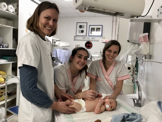 Véronique Bouffard (la cadre sage-femme, à gauche) et ses collègues de la maternité sont soulagées du maintien de la maternité de Porto-Vecchio, où est né le petit Viktor, ce 19 janvier.