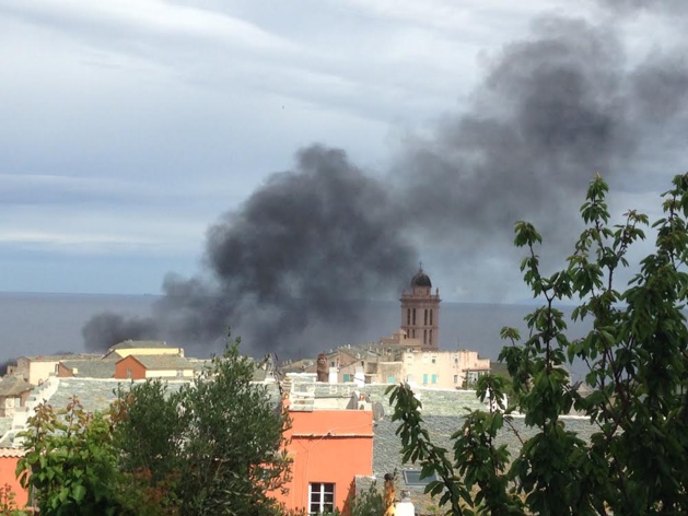 Bastia : Le feu dans le quartier de la Citadelle mais c'était du polystyrène qui brûlait Bastia : Le feu dans le quartier de la Citadelle mais c'était du polystyrène qui brûlait