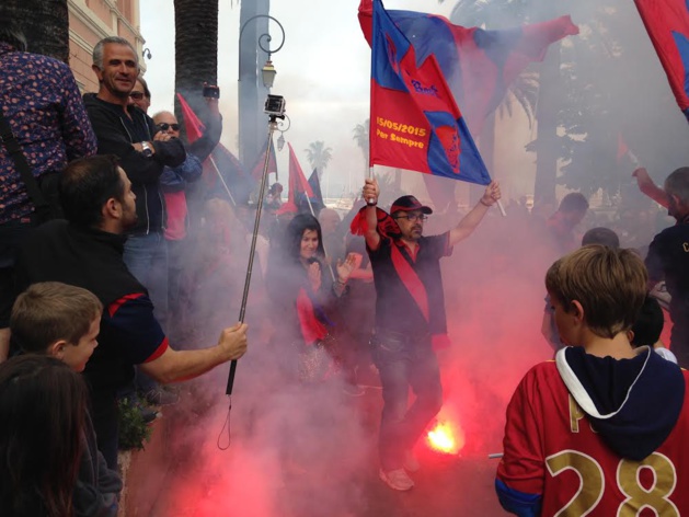 Ajaccio : Les "diables Rouges" envahissent la la Maison Carrée Ajaccio : Les "diables Rouges" envahissent la la Maison Carrée