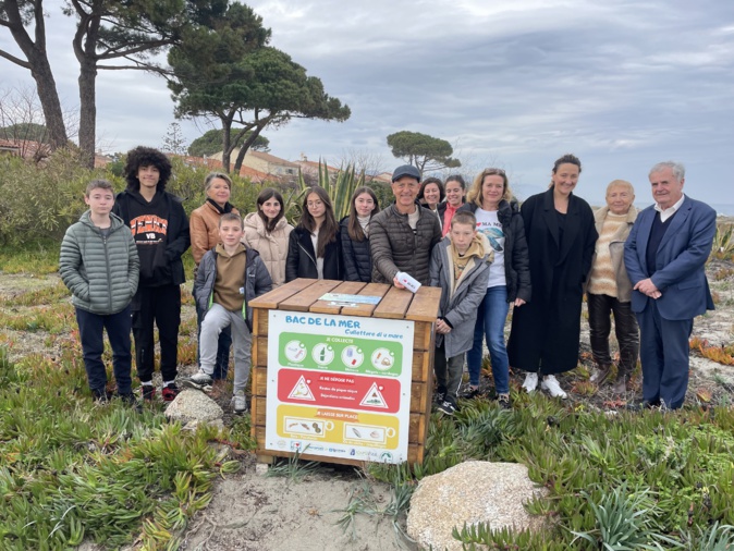 un premier bac installé sur une plage corse. Une trentaine d'autres est prévue. un premier bac installé sur une plage corse. Une trentaine d'autres est prévue.