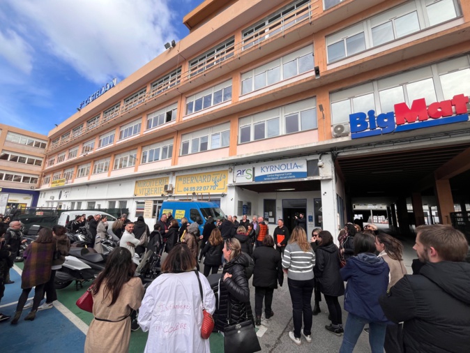 Plusieurs dizaines d'infirmiers libéraux se sont mobilisés devant les locaux de l'ARS à Ajaccio.