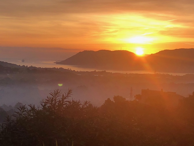 Soleil naissant sur Bocca di a Varra avec le "Giraglia" dans la brume. (Photo Christophe Pugliesi)