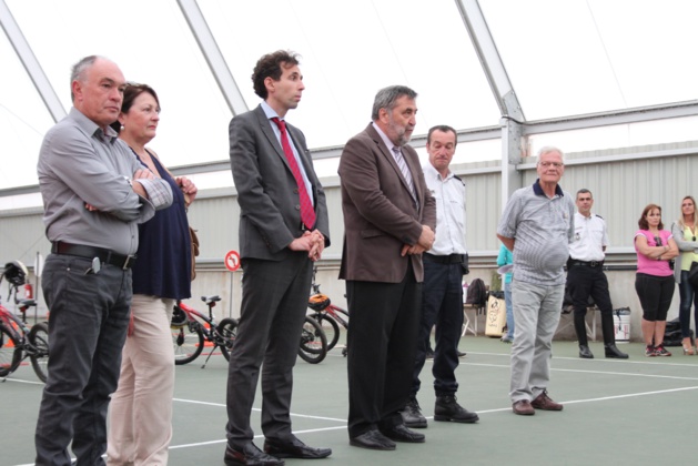 Guy Monchaux et David Myard aux côtés de Pierre Vesperini et des élus locaux pour la remise du permis cycliste