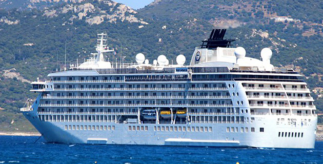 Séjour prolongé pour "The World", véritable immeuble flottant en baie de Calvi