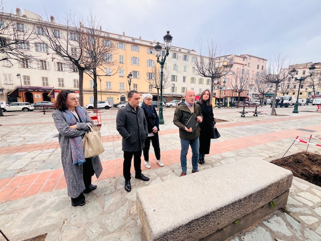 Une visite de chantier concernant la requalification paysagère de la place Foch s'est déroulée ce matin en présence de Stéphane Sbraggia, maire d'Ajaccio, Caroline Corticchiato, 2e adjointe en charge de la transition écologique et Pierre-Jacques Boulet, responsable de l'environnement.