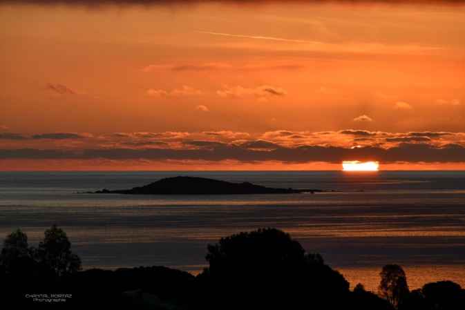 La photo du jour : lever de soleil sur les Îles Cerbicali