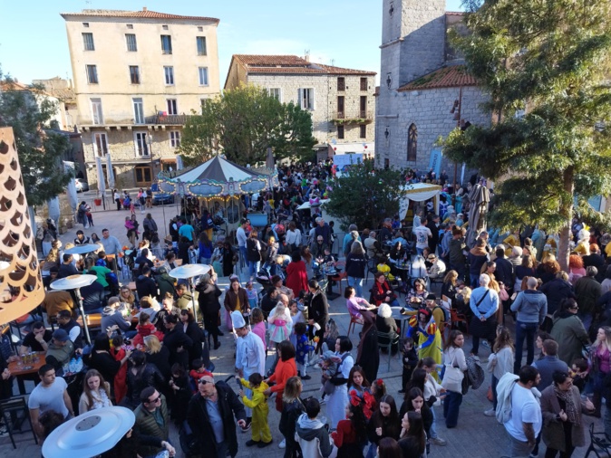 Beaucoup de monde sur la place de Portivechju, à l'arrivée des chars. Beaucoup de monde sur la place de Portivechju, à l'arrivée des chars.