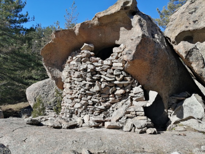 La photo du jour : la bergerie troglodyte du Niolu La photo du jour : la bergerie troglodyte du Niolu
