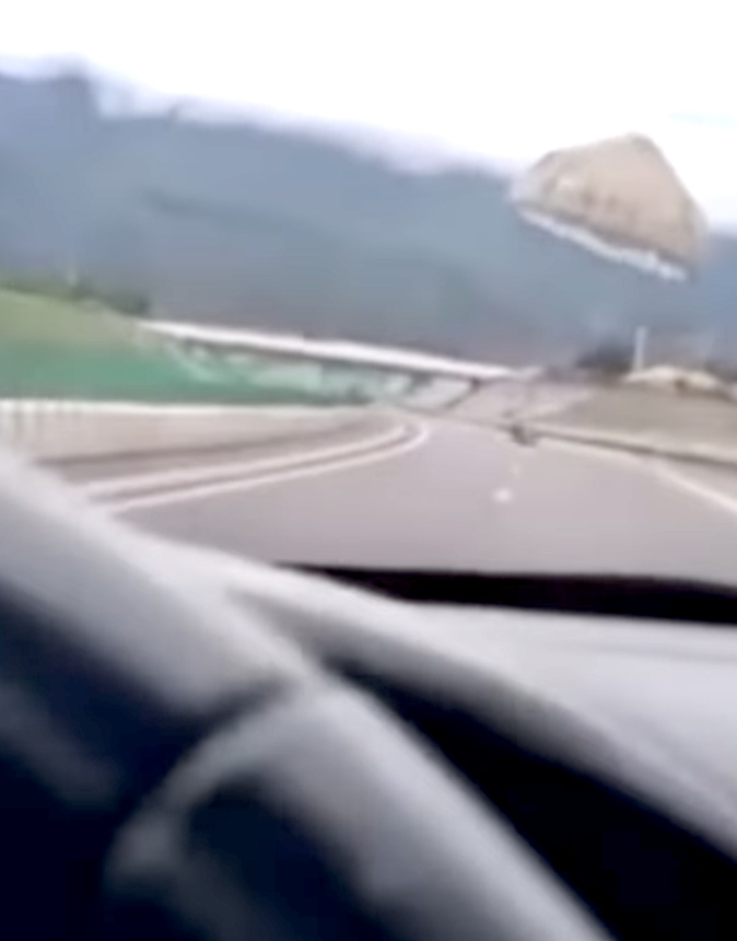 VIDEO - Les parachutistes sautent sur la route territoriale