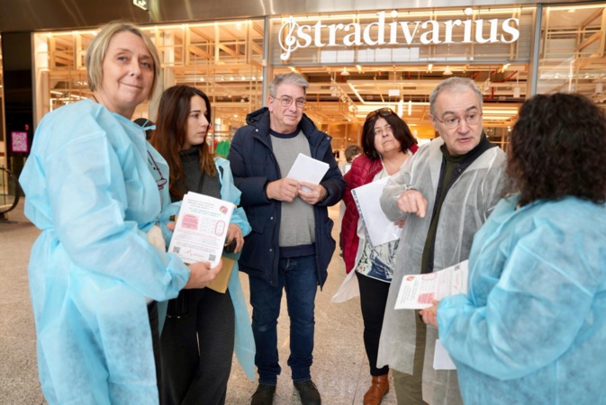 Une trentaine d'infirmiers sont venus à la rencontre de la population ce samedi après-midi au centre commercial de Baleone (Photos et vidéo Paule Santoni).