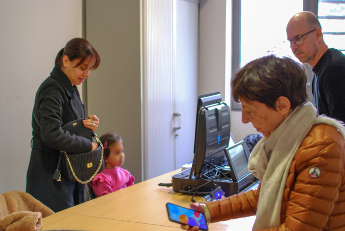Un mère de famille est venue de Balagne pour refaire les papiers de sa fille © LH Un mère de famille est venue de Balagne pour refaire les papiers de sa fille © LH