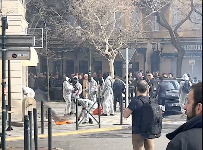 EN IMAGES - Un blessé, des cocktails Molotov, des lances à eau et des grenades lacrymogènes à Bastia