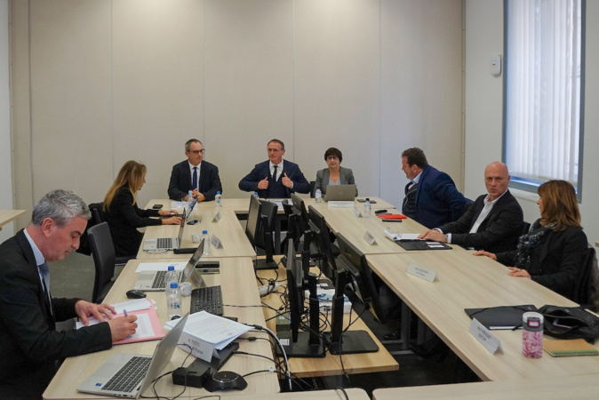 Avant le point presse, la commission s'est rassemblée autour du Préfet © LH Avant le point presse, la commission s'est rassemblée autour du Préfet © LH