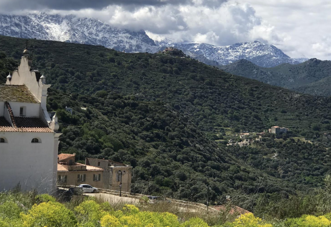 La photo du jour : La collégiale de Corbara admire Pigna et San Antonino