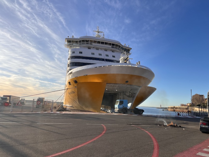 Le navire de Corsica Ferries Mega Victoria bloqué depuis hier Le navire de Corsica Ferries Mega Victoria bloqué depuis hier