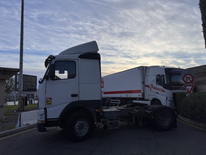 Les camions ont bloqué l’accès au port toute la journée de mercredi Les camions ont bloqué l’accès au port toute la journée de mercredi