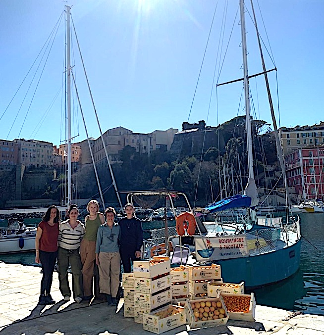 Jeudi, cet équipage 100 % féminin a quitté Bastia pour Marseille, à bord d'un voilier chargé de pomelos et de vin corses.