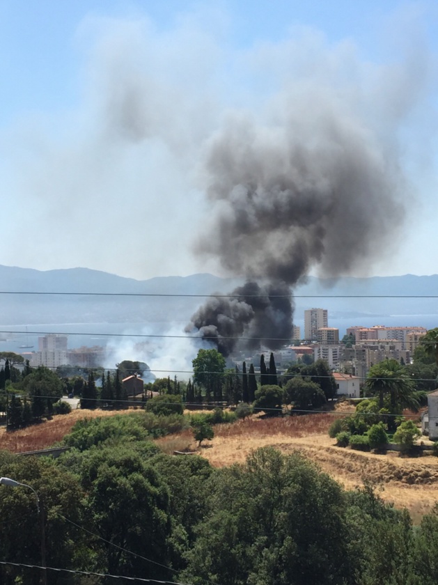 Ajaccio : Violent incendie route des Milelli Ajaccio : Violent incendie route des Milelli