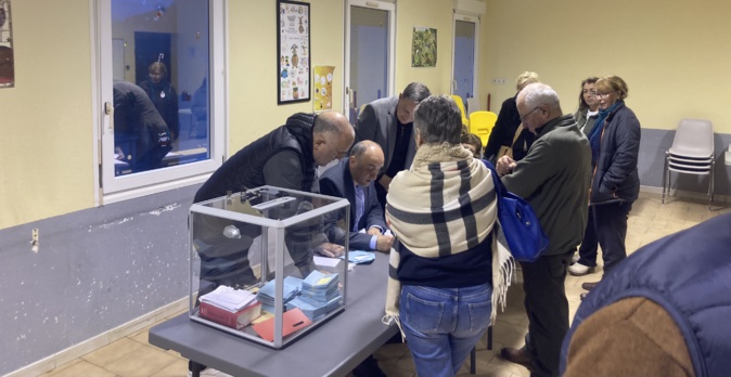 Le dépouillement des bulletins de vote à Patrimoniu pour l'élection partielle du dimanche 17 mars.