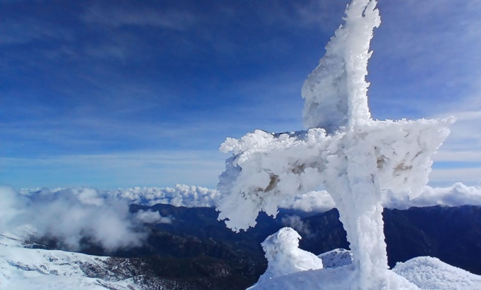La photo du jour : la croix sommitale du Renosu coiffée par le gel 