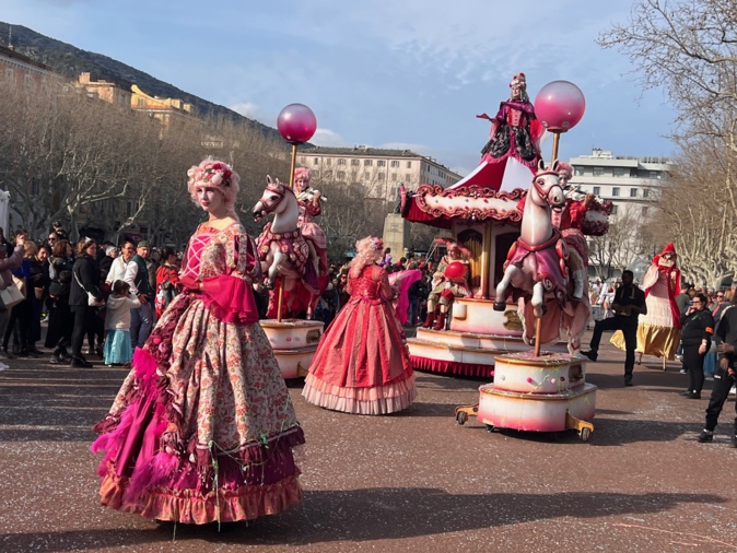 EN IMAGES - Plusieurs milliers de personnes au carnaval de Bastia