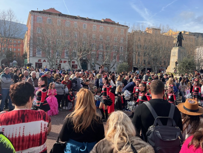EN IMAGES - Plusieurs milliers de personnes au carnaval de Bastia EN IMAGES - Plusieurs milliers de personnes au carnaval de Bastia
