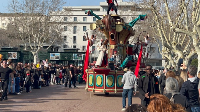 EN IMAGES - Plusieurs milliers de personnes au carnaval de Bastia