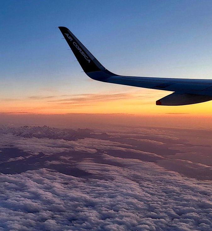 Mer de nuages sur la baie de Calvi et le Monte Cintu sous les ailes de Air Corsica (Joan Paoli)