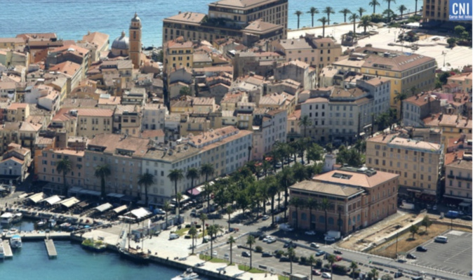 La métropole d'Ajaccio serait la plus petite de France avec 120 000 habitants.