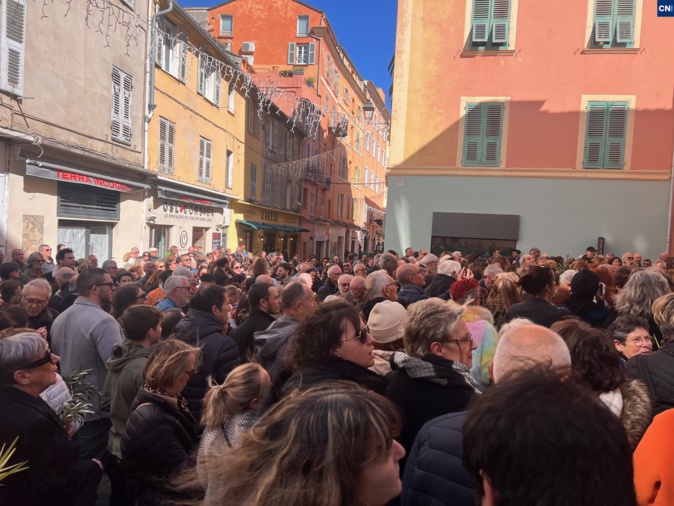 Plusieurs. centaines de personnes devant l'oratoire de l'Immaculée Conception Plusieurs. centaines de personnes devant l'oratoire de l'Immaculée Conception