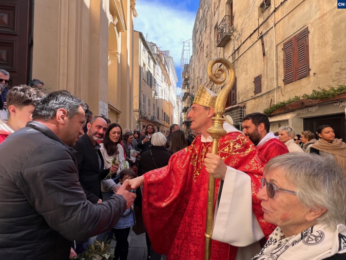 Bain de foule pour le Cardinal à la fin de la messe Bain de foule pour le Cardinal à la fin de la messe